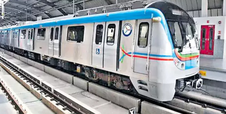 మెట్రోరైల్ సేవలకు కొద్దిసేపు అంతరాయం